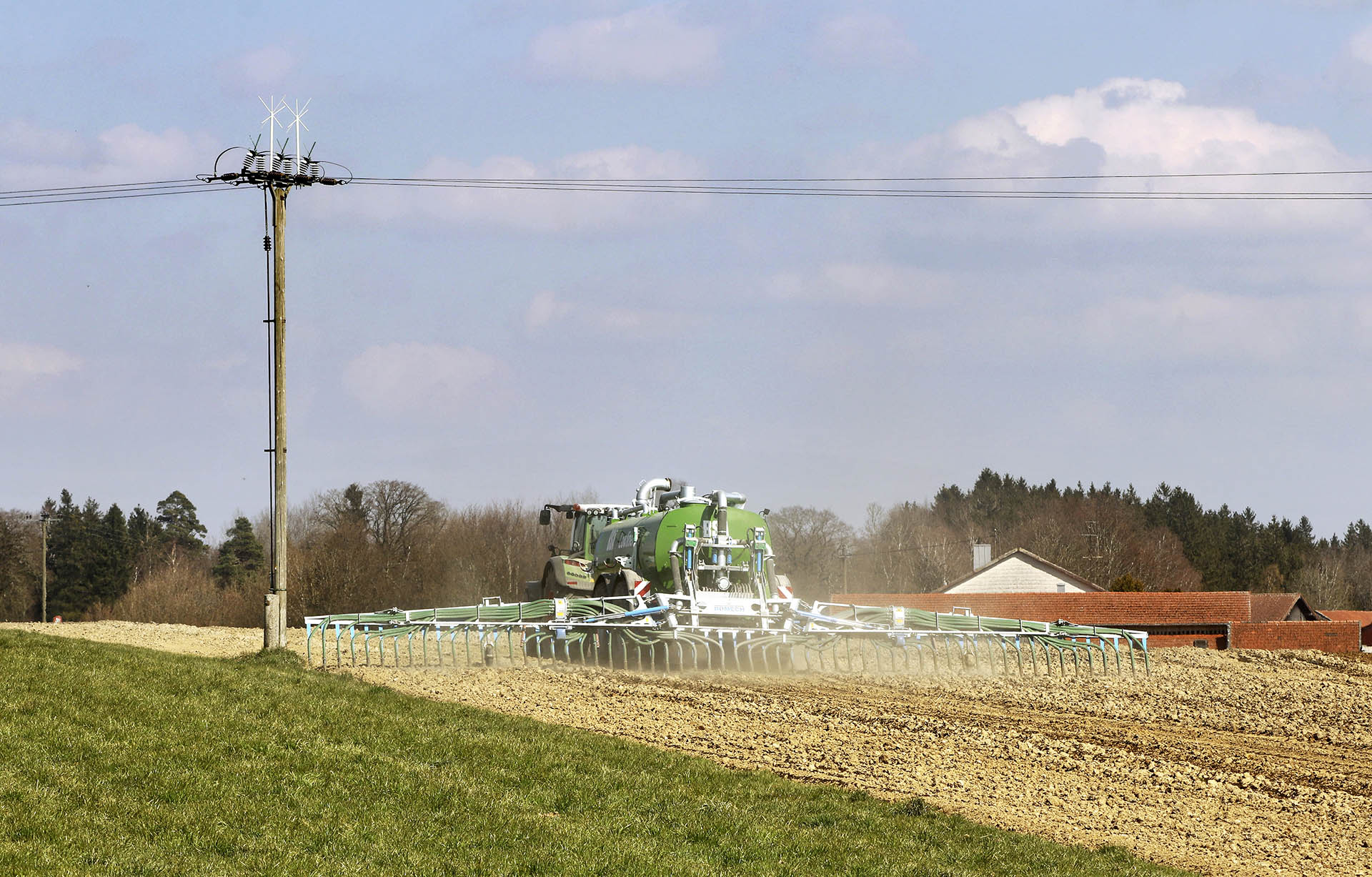 Vorsicht bei landwirtschaftlichen Arbeiten: Besondere Achtung und Sorgfalt in der Nähe von Freileitungen erforderlich