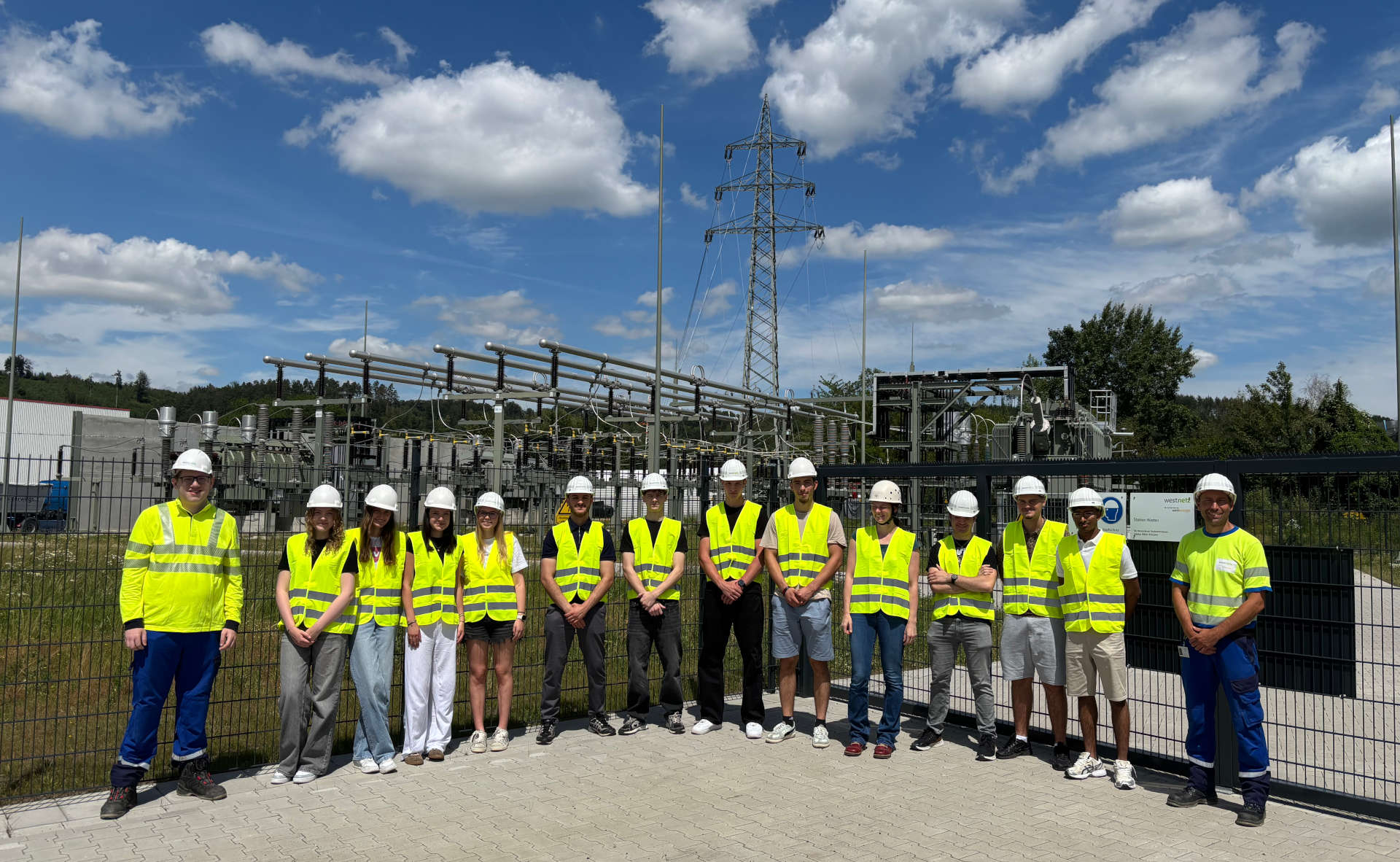 Laurentianum Arnsberg besucht Westnetz Umspannanlage in Hüsten